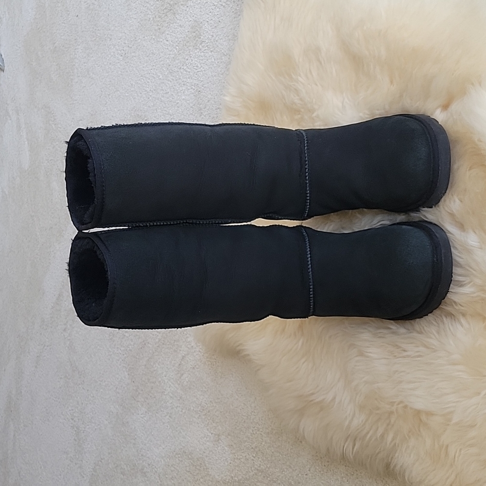 Ugg classic tall boots ladies size 9. Black. Pre-owned.